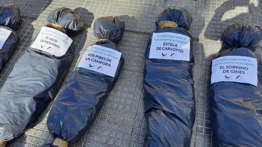 Las bolsas fueron arrojadas frente a la Casa Rosada (Twitter)