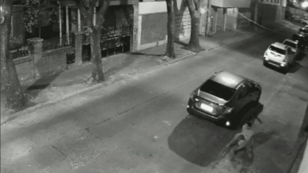 El video registrado por las c�maras de seguridad captaron el momento en el que el ladr�n salta por la terraza.