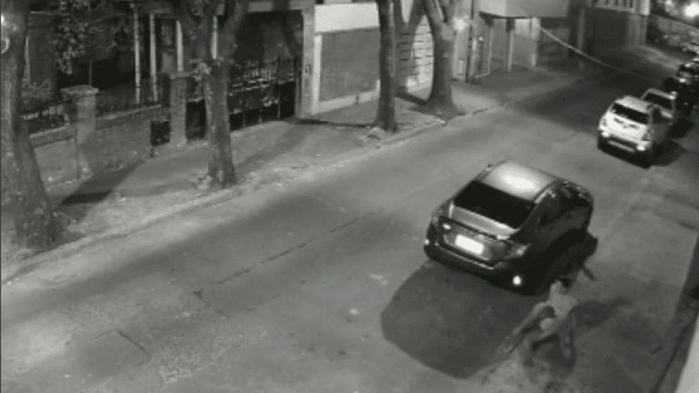 El video registrado por las cámaras de seguridad captaron el momento en el que el ladrón salta por la terraza.