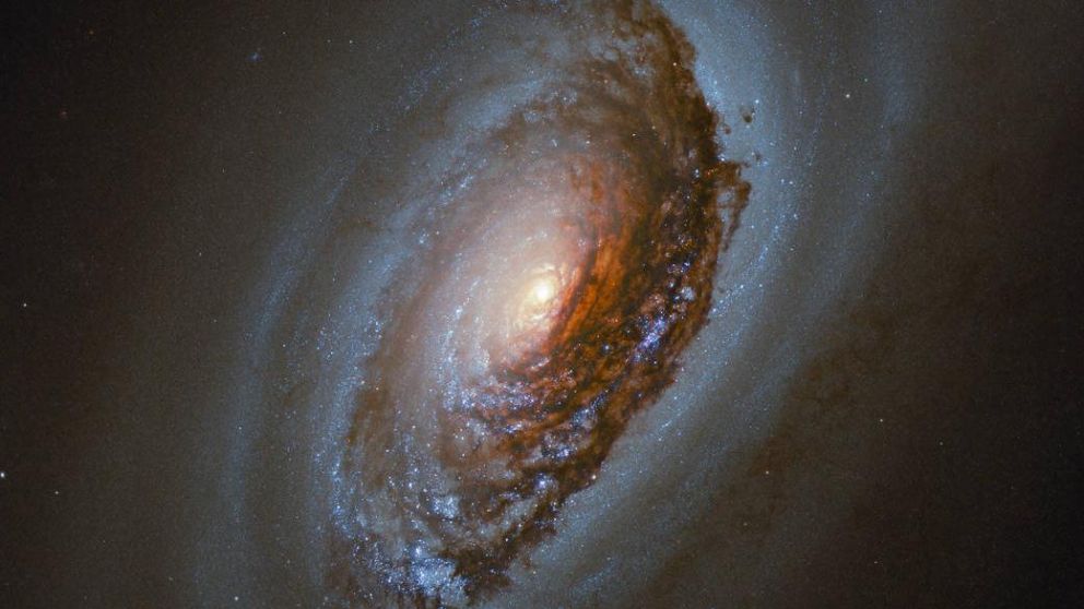 La galaxya Ojo Maligno o NGC 4826 captada por el telescopio espacial Hubble. (Fuente: ESA)