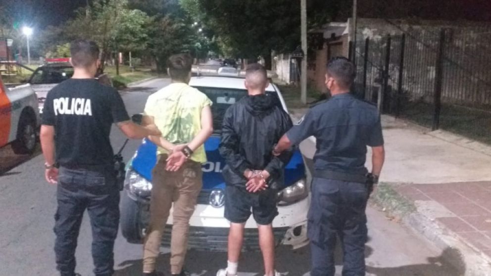 Estos son los dos asaltantes que fueron detenidos por los policías, tras acuchillar al trabajador.