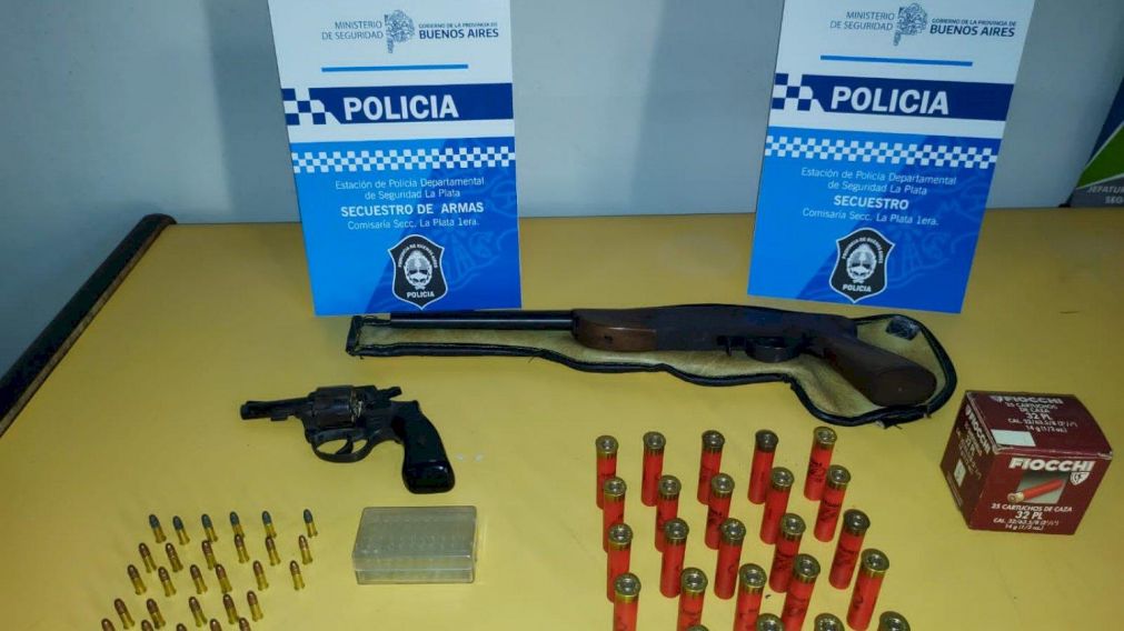 Se encontraron armas y gran cantidad de municiones en posesi�n del detenido.