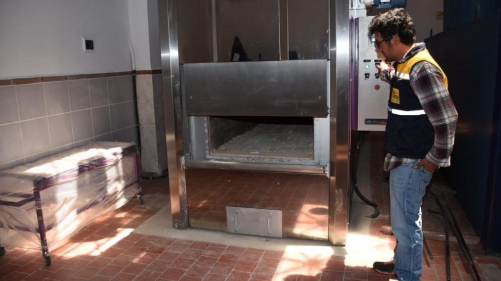 Una de las dos empresas velatorias de la ciudad es la que tiene apilados en un galpón más de 100 féretros.