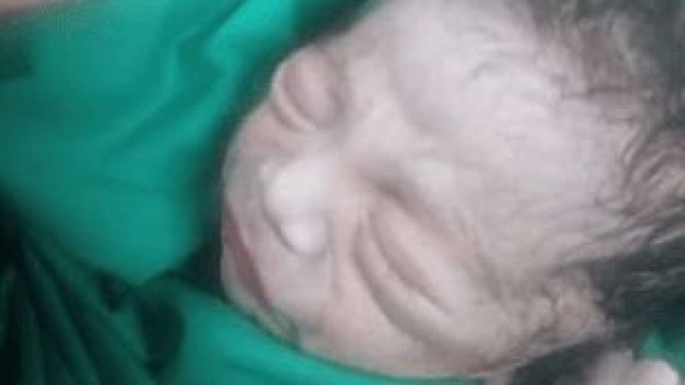 El bebé fue encontrado entre la basura de una calle de Villa Caraza.
