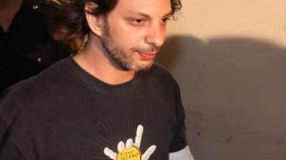 El femicida y ex baterista de Callejeros, Eduardo V�squez sale en libertad.