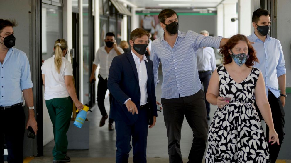 Axel Kicillof visitó centro de vacunación en La Plata y la provincia ya vacunó a más de 420 mil personas.
