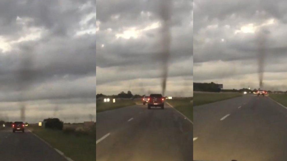 El impresionante fenómeno fue captado por los automovilistas. (Captura de video)