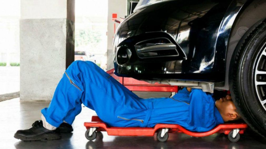 Mec�nico muri� aplastado por un auto mientras trabajaba en un taller.