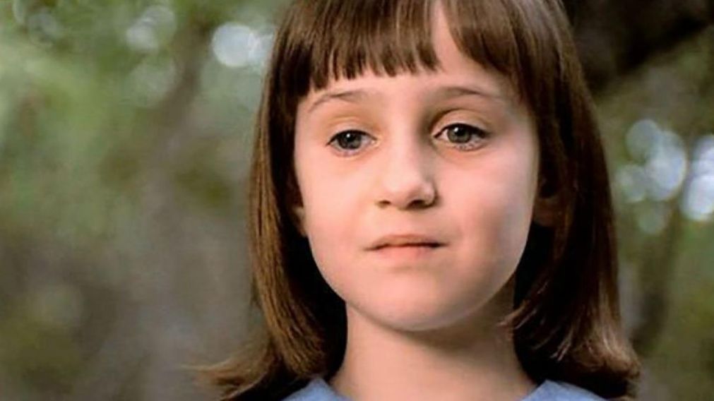 La actriz de Matilda reveló que era acosada por un fan de 50 años.