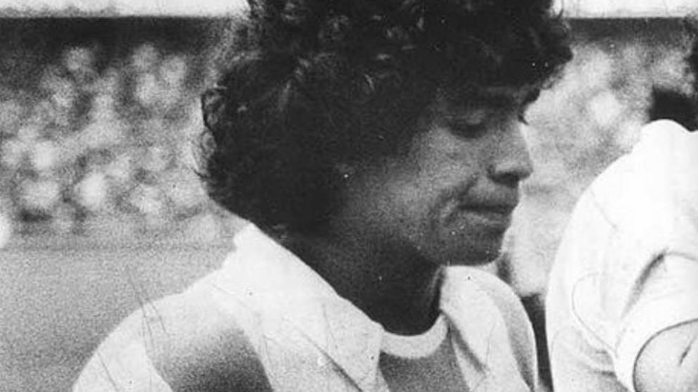 En su primer partido en la selección, Diego Maradona ingresó por Leopoldo Jacinto Luque.