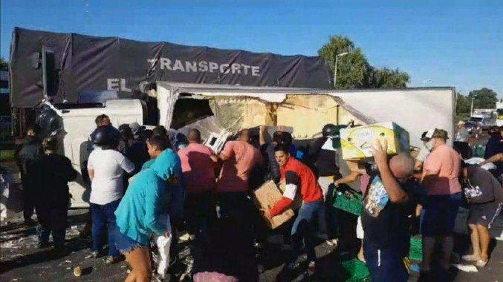 Decenas de personas se llevaron la mercadería que transportaba el camión.