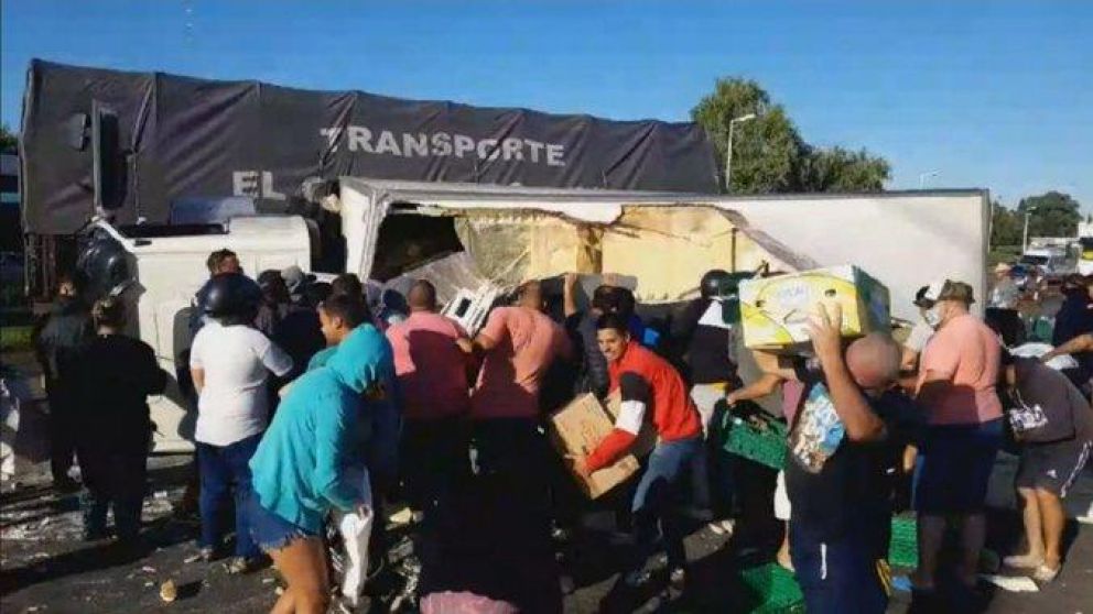 Decenas de personas se llevaron la mercadería que transportaba el camión.