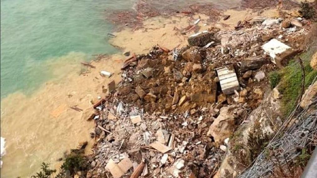 Decenas de ata�des flotando en el mar por derrumbe de un cementerio en Italia.