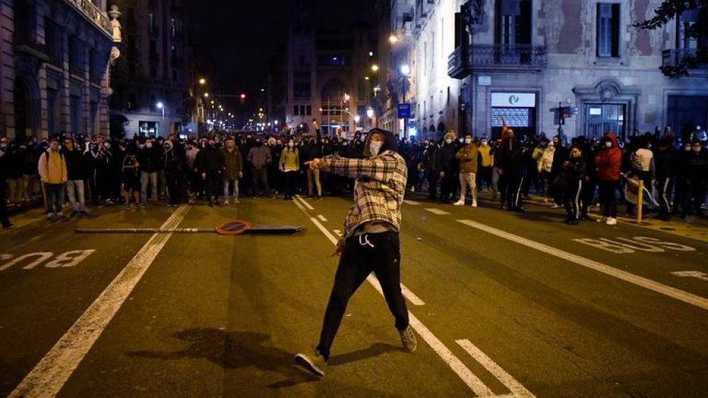 Las protestas comenzaron el martes pasado tras el encarcelamiento de Hasel. (Foto: AFP)