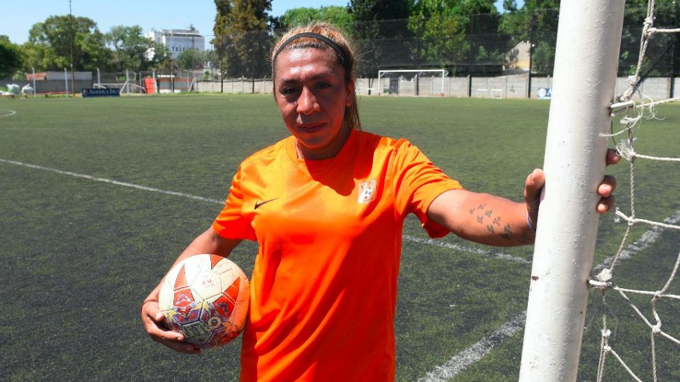 Laura López, la primera jugadora transgénero de fútbol de Rosario. (Télam)
