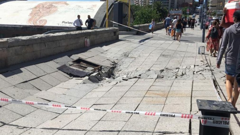 La vereda ubicada a metros del Casino Central cedi� cuando trabajaba un veh�culo que se encargaba de la limpieza del lugar.