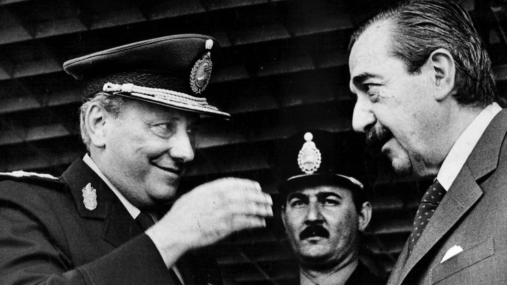 Juan Ángel Pirker junto a Raúl Alfonsín (Archivo/Crónica).