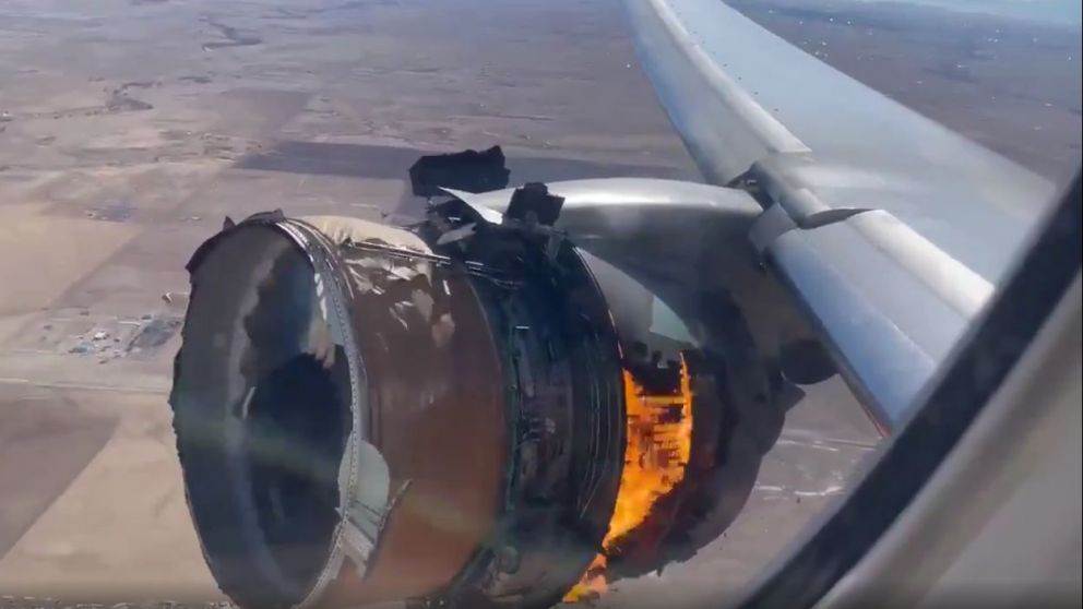 Uno de los motores del avión incendiado tras la falla.|
