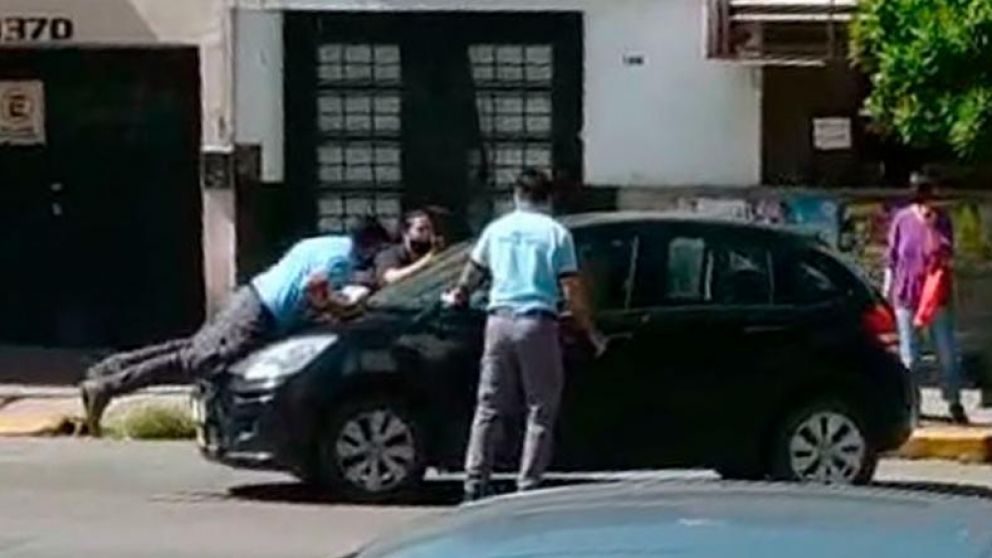 El momento en que la mujer se lleva puesto al agente de tránsito.