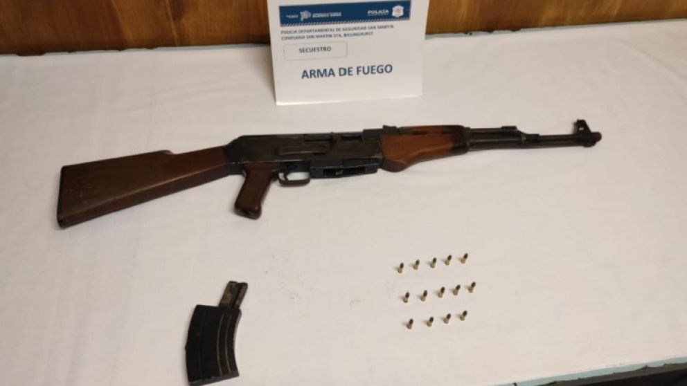 Este es el rifle AK47 que fue secuestrado en poder del marginal detenido en Loma Hermosa.