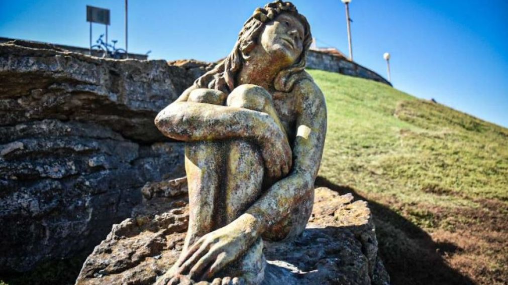 La escultura atrajo la atención de todos en Mar del Plata (Qué digital).