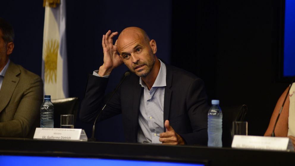 El ex ministro de transporte contraataca desde twitter.