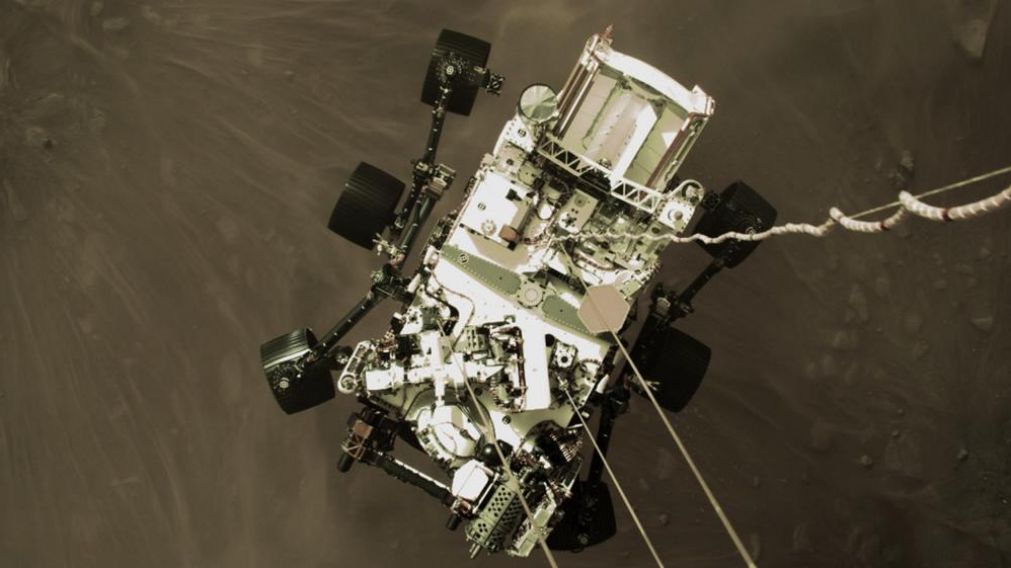 Esta imagen fija de alta resolución es parte de un video tomado por varias cámaras cuando el rover Perseverance de la NASA aterrizó en Marte.