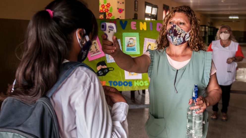 Esta semana comenzaron las clases presenciales en las escuelas porte�as y arranc� la paritaria docente nacional 2021. 