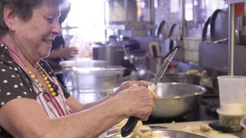 Las abuelas en la cocina del restaurante Enoteca Mar�a.