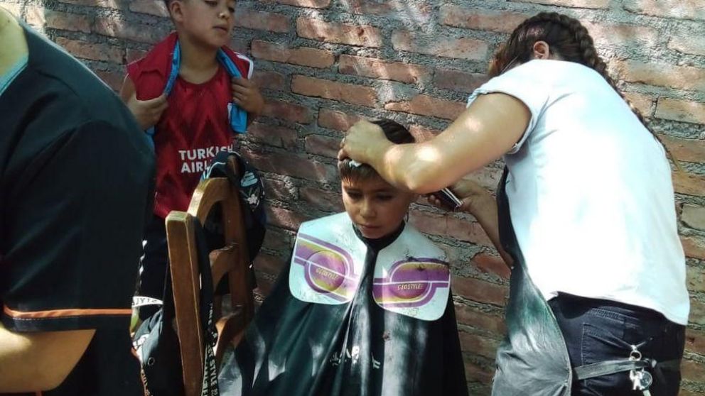 Los peluqueros mendocinos, en una jornada solidaria (gentileza viapais.com.ar)