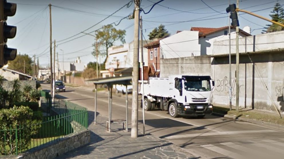 El tiroteo se produjo en esta parada de colectivos, en la localidad bonaerense de Morón.