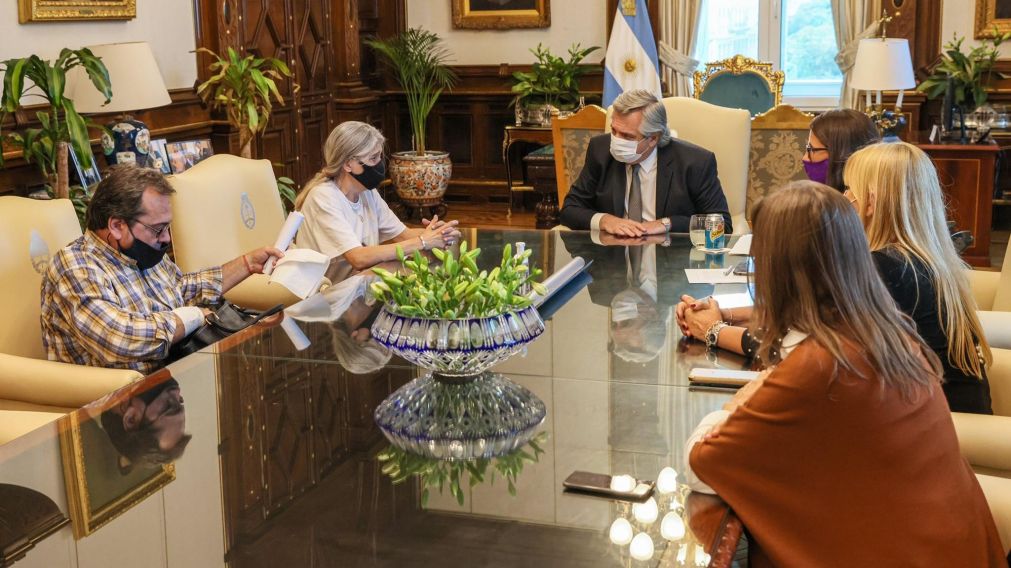 Alberto Fernández junto a los padres de Úrsula.