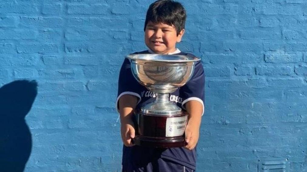 Dieguito Fernando sosteniendo una copa como su padre (gentileza Olé).