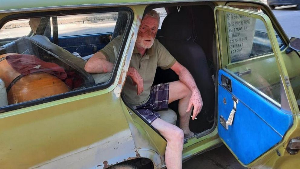 Roberto se compró un auto para usarlo como hogar (gentileza Diario Uno)