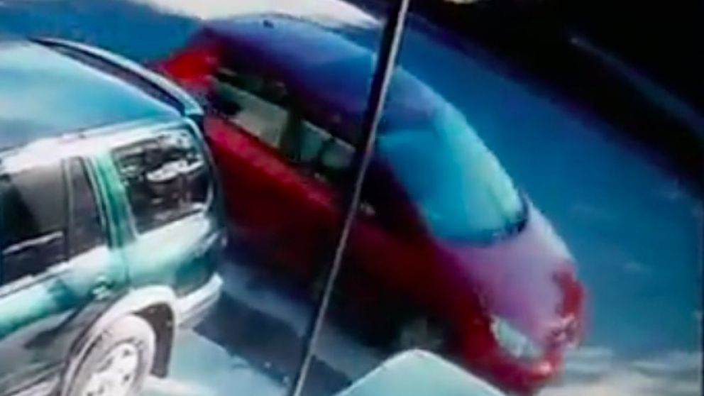 El agresor obligó a la menor de 12 años a subir a su auto y la llevó a un hotel alojamiento. (Captura de video)