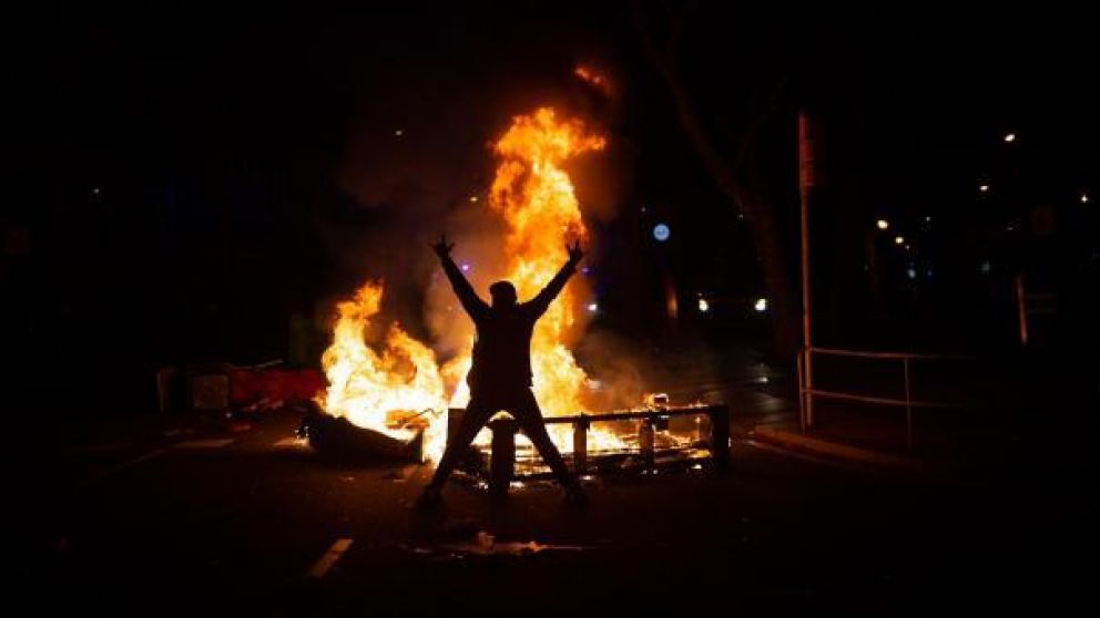 Los manifestantes armaron barricadas e incendiaron contenedores de basura (gentileza La Vanguardia)
