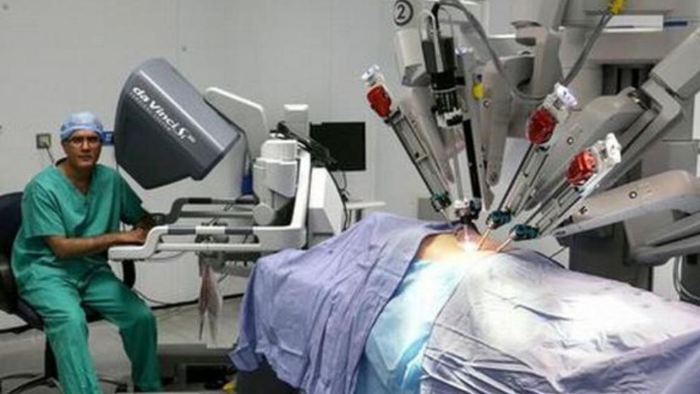 El cirujano Pablo Gontero realizando la intervención mediante el robot Da Vinci Xi.