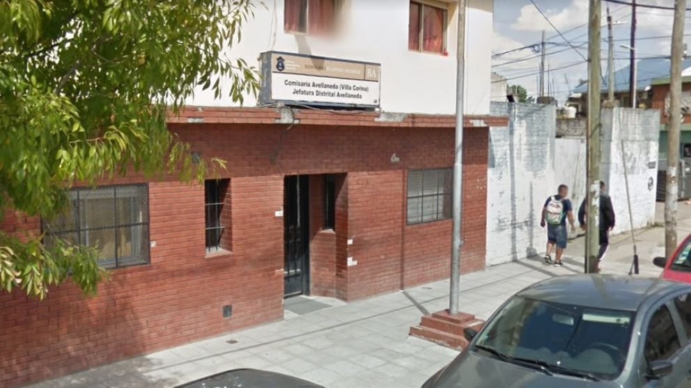 Los efectivos policiales de la comisaría de Villa Domínico se ocupan de investigar el asesinato.