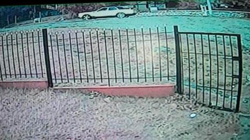 Así filmaron el auto Renault blanco del sospechoso en un horario que declaró estar en otro lugar.
