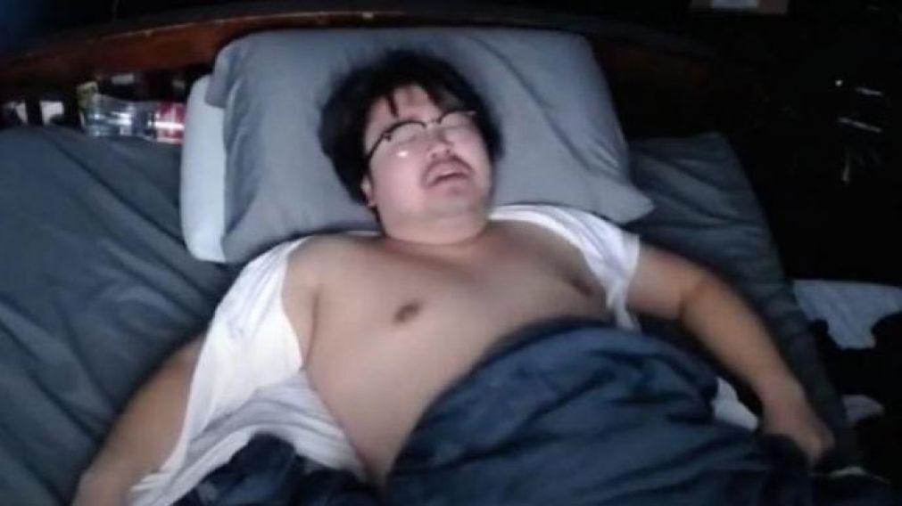 Asian Andy durmiendo mientras transmitía en vivo.