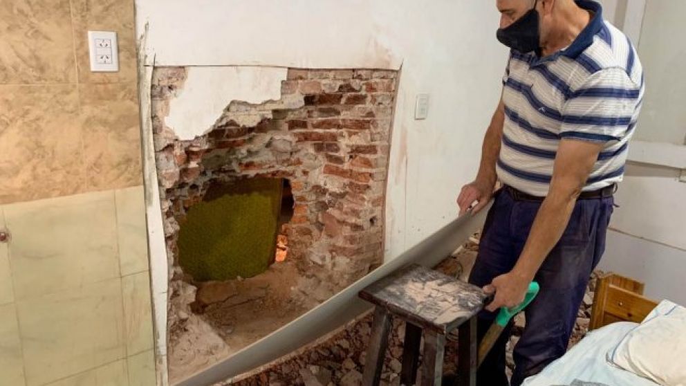 GUILLERMO ALGAÑARAZ (62), PROPIETARIO DE LA VIVIENDA, MUESTRA CÓMO LE DEJARON LA PARED.