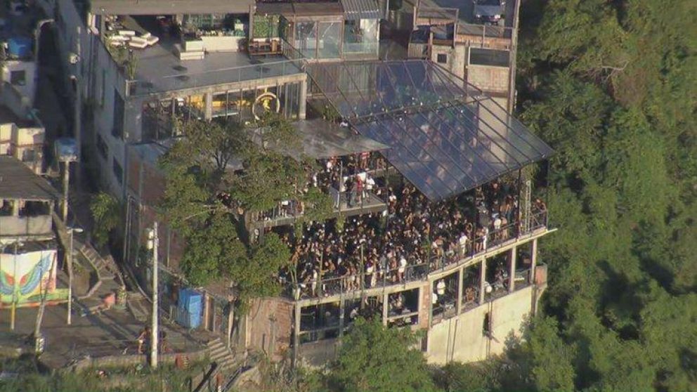 Miles de personas, en una fiesta clandestina en Río de Janeiro.