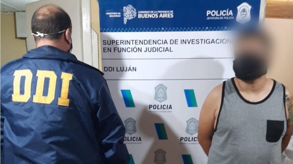El detenido de 30 años que fue capturado tras ser acusado de haber abusado sexualmente de sus tres pequeños hijos.