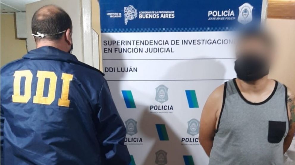El detenido de 30 años que fue capturado tras ser acusado de haber abusado sexualmente de sus tres pequeños hijos.
