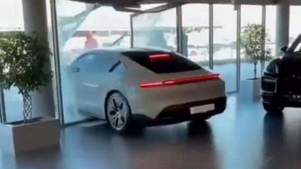 Así chocaba el auto contra el vidrio del lugar (Captura de video).