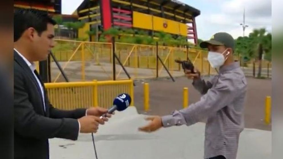 El delincuente le robó al periodista antes de comenzar la transmisión (Captura de video).