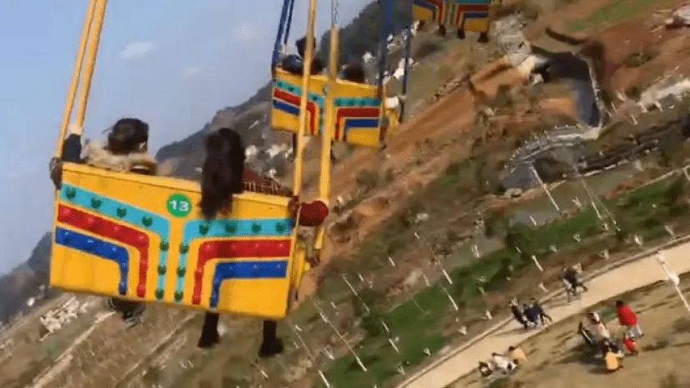 Unas 16 personas sufrieron una accidente en una atracción de sillas voladoras en China. (Captura de video)