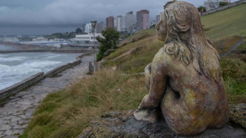 Mar del Plata: buscan a quien instal� una escultura an�nima frente a la costa.