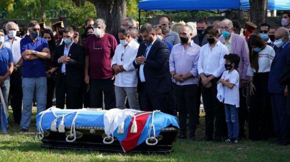 Tras un ritual islámico, inhumaron a Carlos Menem.