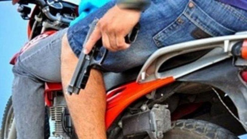 Dos delincuentes a bordo de una moto, los protagonista de un nuevo suceso delictivo (Imagen ilustrativa).